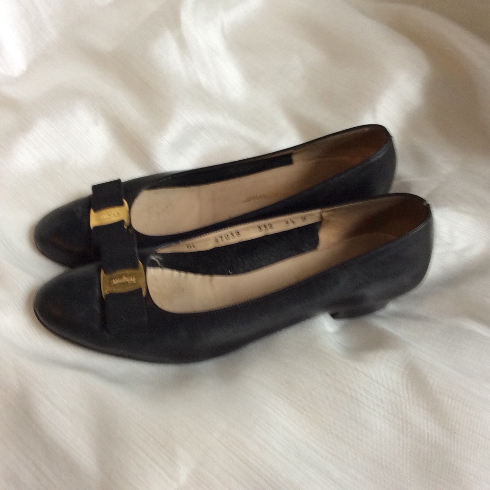 Salvatore Ferragamo Vara bow pumps size 9.5 black
